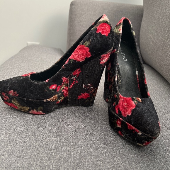 Wedge Heels - Picture 1 of 4